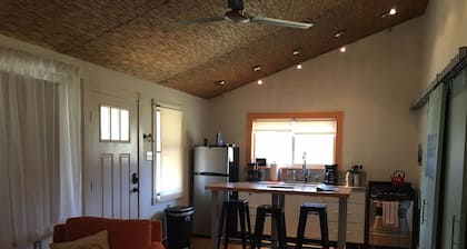 Cozy and relaxing, Modern Creekside, Trailside, Waterfront Cottage, fiber Wifi