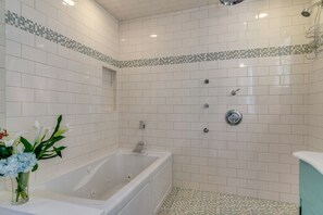 Badewanne, Whirlpool, Haartrockner, Handtücher
