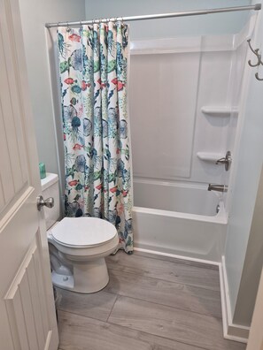 Combined shower/tub, hair dryer, towels, soap - CLEAN, Convenient - fully renovated!  Sleeps 4   HHI STR#018944 (Hilton Head Island)