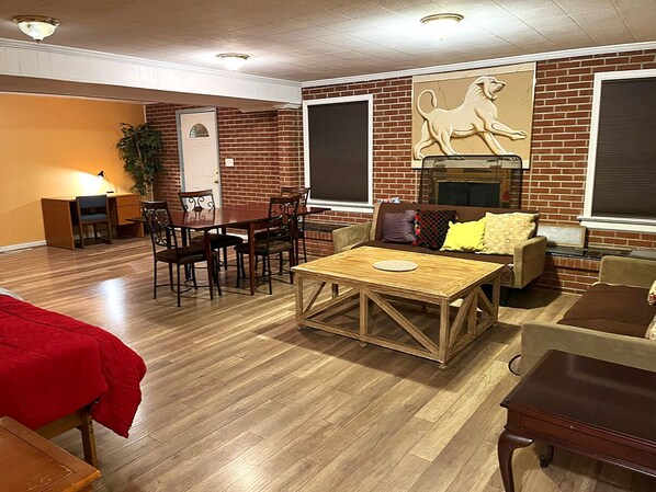 スマートテレビ、暖炉、書庫、ビデオライブラリ