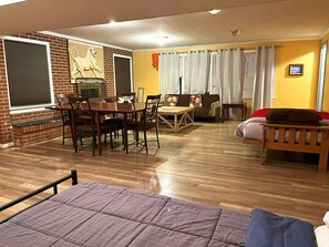 5 室のベッドルーム、デスク、アイロン / アイロン台、WiFi (無料)