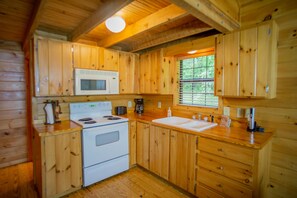 Fridge, microwave, oven, stovetop - New Hottub, In the Woods feel, Walk to Town, Dogs Welcome, Fire Pit (Helen)