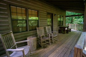 Outdoor dining - In the Woods feel, Walk to Town, Hot tub! Dogs Welcome, Fire Pit (Helen)
