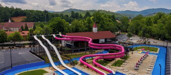 In the Woods feel, Walk to Town, Hot tub! Dogs Welcome, Fire Pit