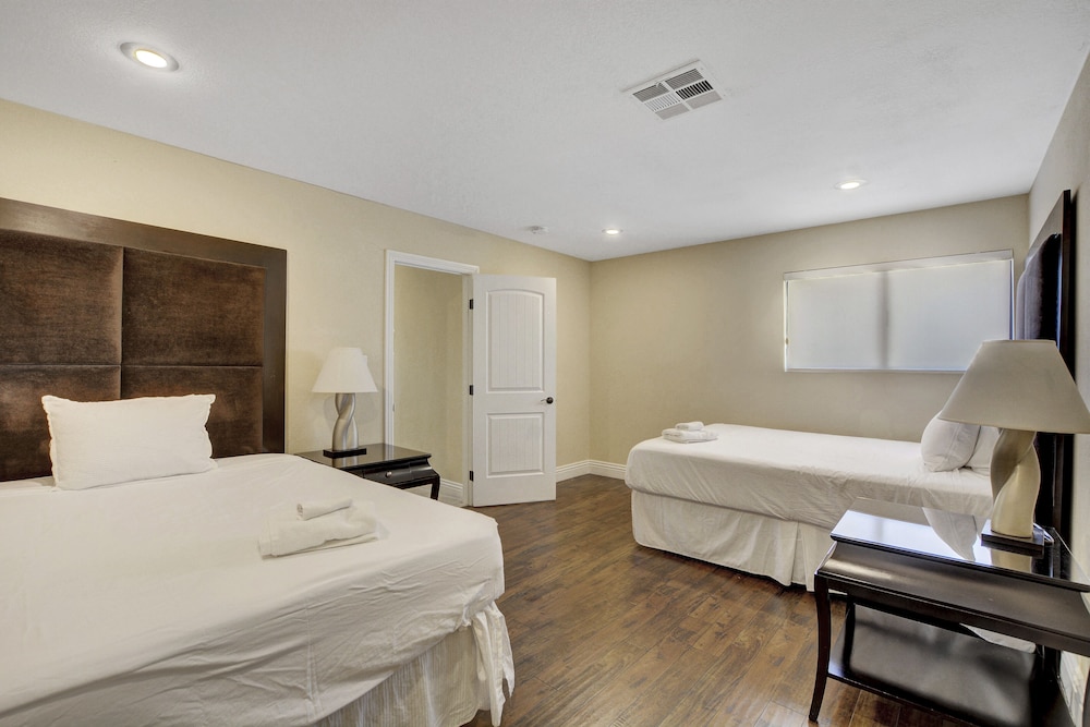 Spacious 4000 Sq Ft Home With Pool And Hot Tub Just A Mile From The Strip! - Las Vegas, NV