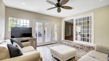 Télévision, cheminée, baby-foot, livres