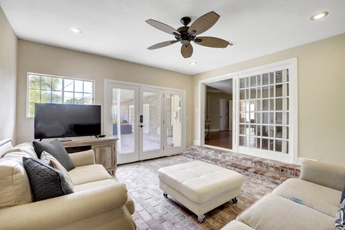 Spacious 4000 sq ft Home with Pool and Hot Tub Just a Mile from the Strip!