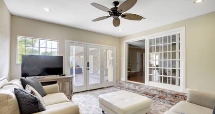 Spacious 4000 sq ft Home with Pool and Hot Tub Just a Mile from the Strip!