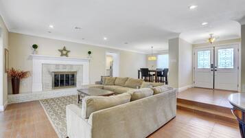 Télévision, cheminée, baby-foot, livres