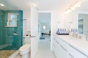 Combined shower/bathtub, hair dryer, towels, soap - Waterfront Modern Chic #1 Clearwater Beach   (Clearwater)