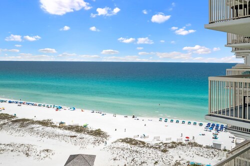 16th floor 2 bedroom Beachfront at Pelican. Stunning View, 3 Pools, Beach Chairs