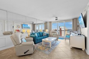 Smart TV - 16th floor 2 bedroom Beachfront at Pelican. Stunning View, 3 Pools, Beach Chairs (Destin)