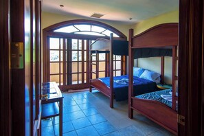 5 habitaciones, tabla de planchar con plancha y wifi 