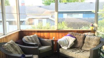 Smart TV, reproductor de DVD, libros y videoteca