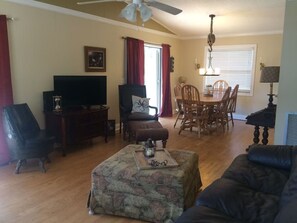 Flatskjerm-TV og bøker