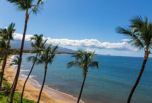 Rannalla, aurinkotuoleja, rantapyyhkeitä