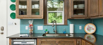Bear Creek Cottage  
Exquisite Texas Retreat!