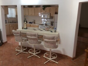 ثلاجة، ميكروويف، فرن، موقد طهي مسطح