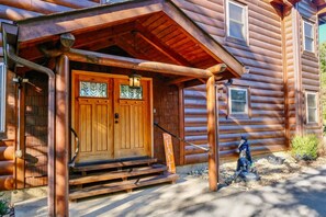 Exterior detail - Mountains, Movies & More: CLEAN!, 3 King Suites, Theater, Game Loft, A+ Location (Sevierville)
