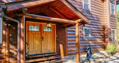 Mountains, Movies & More, Clean!, Xmas Tree, Theater, Game Loft, Quiet Location