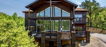 March Madness in Theater! CLEAN!, 3 King Suites, Game Loft, A+ Location