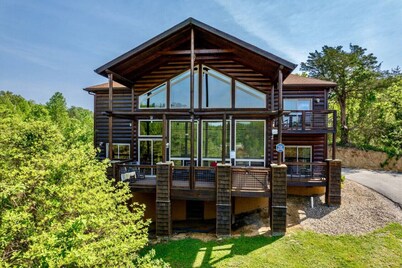 March Madness in Theater! CLEAN!, 3 King Suites, Game Loft, A+ Location