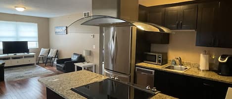 Geladeira, micro-ondas, fogão, cooktop