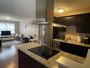 Refrigerador, microondas, horno y parrilla de estufa 