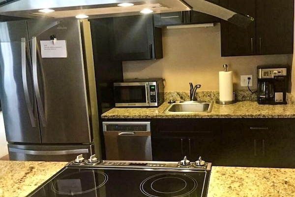 Kjøleskap, mikrobølgeovn, ovn og kokeplater