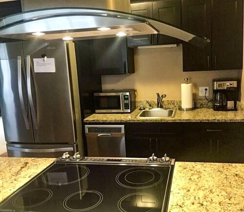 Downtown Traverse City Condo. Great Location. New King Bed 