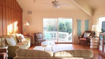 Fernseher, DVD-Player, BĂŒcher, Videothek