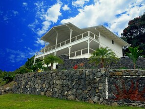 Exterior - Luxury Magic Oceanview Home – Huge Terrace under roof & Hot Tub (Captain Cook)