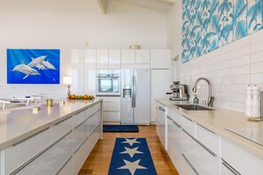 Fridge, microwave, oven, stovetop - Luxury Magic Oceanview Home – Huge Terrace under roof & Hot Tub (Captain Cook)