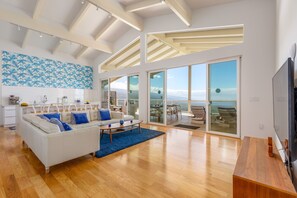 Smart TV, DVD player - Luxury Magic Oceanview Home – Huge Terrace under roof & Hot Tub (Captain Cook)