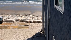 Una casa sulla spiaggia con vista sull'oceano.