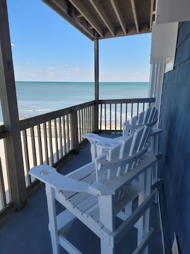 OCEANFRONT/SIDE VIEW!! Beautiful 2 bedroom condo with large balcony. Sleeps 4-6