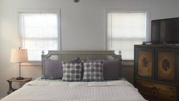 Een strijkplank/strijkijzer, wifi, beddengoed