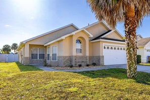 Exterior - Hakuna Ma'Cottage - Minecraft Room, Southern Pool! (Kissimmee)