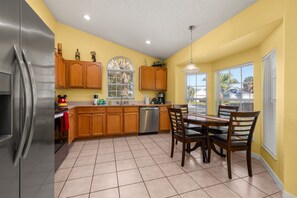 Fridge, microwave, oven, stovetop - Hakuna Ma'Cottage - Minecraft Room, Southern Pool! (Kissimmee)