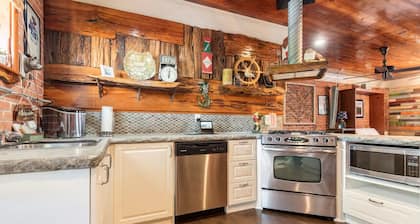 Cajun-Oase im Stadtzentrum von New Iberia auf BayouTeche. Haustierfreundlich! Zum besten B & B 2016 gewählt