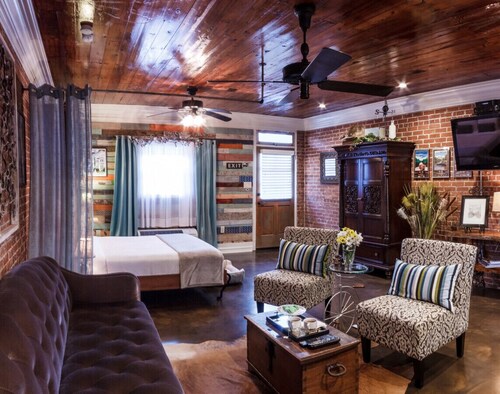 Bayou Chateau A Cajun Oasis, Bayou-Side, Fire Pit, Private Decks, Pets, Downtown NILA!