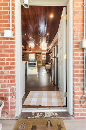 Interior. Bayou Chateau A Cajun Oasis, Bayou-Side, Fire Pit, Private Decks, Pets, Downtown NILA!