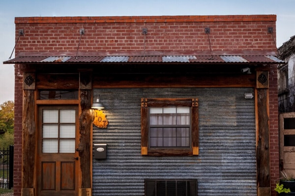 Downtown Cajun Oasis, Bayou-side, with deck in back