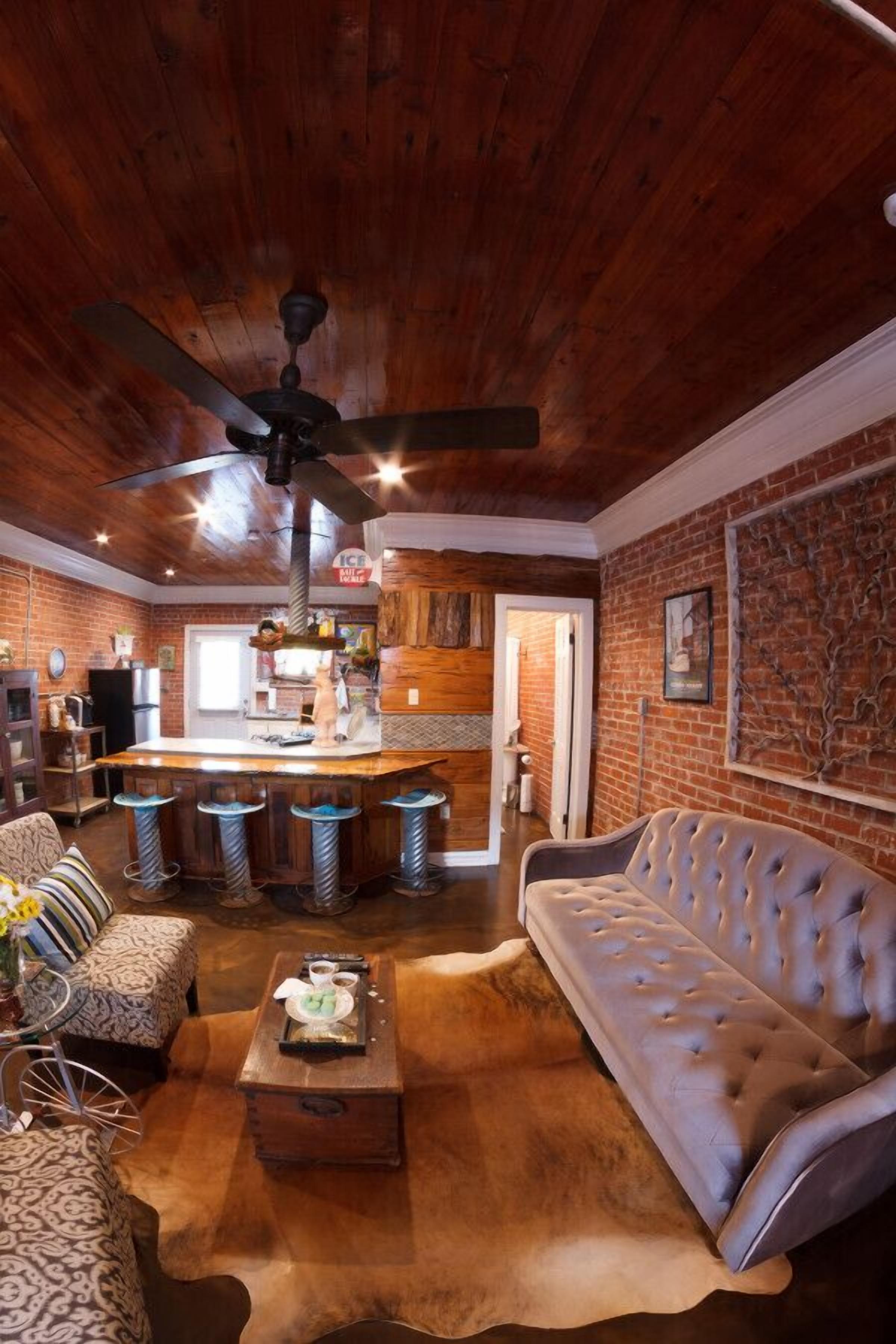 Smart TV, DVD player, books, stereo