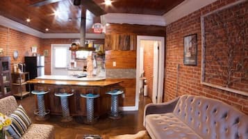 Smart TV, DVD player, books, stereo