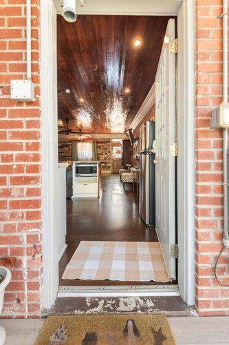 Bayou Chateau A Cajun Oasis, Bayou-Side, Fire Pit, Private Decks, Pets, Downtown NILA!