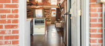 Bayou Chateau A Cajun Oasis, Bayou-Side, Fire Pit, Private Decks, Pets, Downtown NILA!