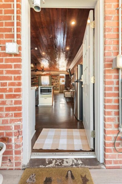 Bayou Chateau A Cajun Oasis, Bayou-Side, Fire Pit, Private Decks, Pets, Downtown NILA!