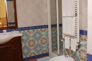 Douche, sèche-cheveux, serviettes fournies
