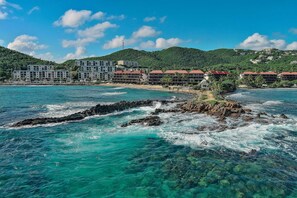 På stranden, solsenger og strandhåndklær